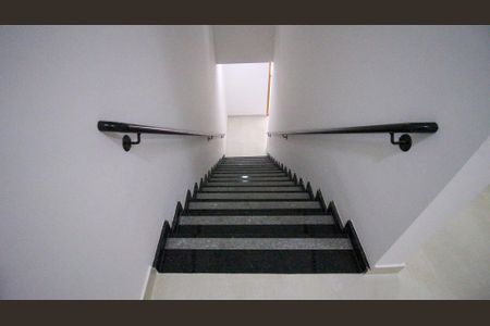 Apartamento para alugar com 50m², 2 quartos e sem vaga Apartamento para alugar com 50m², 2 quartos e sem vagaEscada