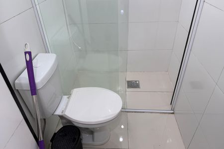 Banheiro de kitnet/studio para alugar com 1 quarto, 35m² em Embaré, Santos