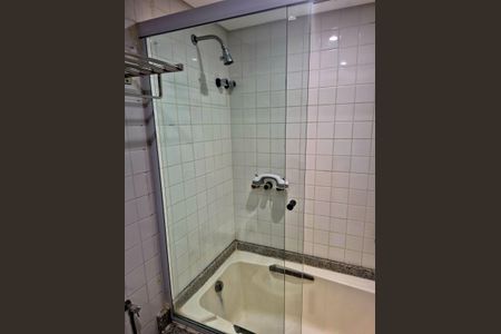 Banheiro de apartamento para alugar com 1 quarto, 37m² em Vitória, Salvador
