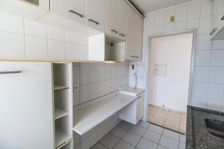 Cozinha de apartamento para alugar com 1 quarto, 61m² em Jardim Tupanci, Barueri