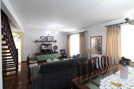 Casa à venda com 175m², 3 quartos e 3 vagas Casa à venda com 175m², 3 quartos e 3 vagasSala