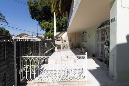 Casa à venda com 175m², 3 quartos e 3 vagas Casa à venda com 175m², 3 quartos e 3 vagasÁrea externa