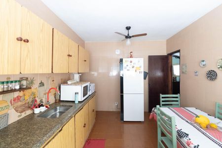 Casa à venda com 175m², 3 quartos e 3 vagas Casa à venda com 175m², 3 quartos e 3 vagasCozinha e Área de Serviço
