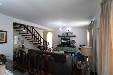 Casa à venda com 175m², 3 quartos e 3 vagas Casa à venda com 175m², 3 quartos e 3 vagasSala