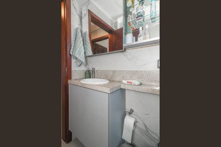 Banheiro de apartamento à venda com 3 quartos, 75m² em Jardim do Salso, Porto Alegre
