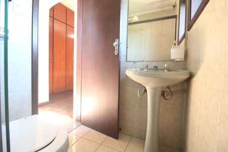 Banheiro da suíte 1 de casa para alugar com 4 quartos, 409m² em Vila Campo Grande, São Paulo