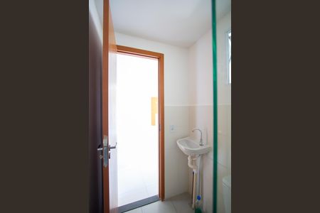 Banheiro de apartamento para alugar com 2 quartos, 47m² em Maria Paula, São Gonçalo