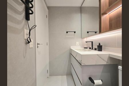 Banheiro de kitnet/studio para alugar com 1 quarto, 38m² em Indianópolis, São Paulo