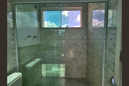 Banheiro da Suíte 2 de casa de condomínio para alugar com 4 quartos, 300m² em Vargem Pequena, Rio de Janeiro