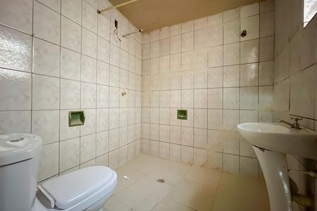 Banheiro de casa para alugar com 2 quartos, 55m² em Remédios, Osasco