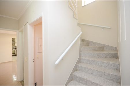 Casa para alugar com 160m², 4 quartos e 3 vagas Casa para alugar com 160m², 4 quartos e 3 vagasEscada
