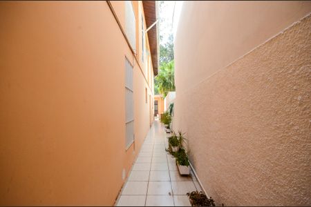 Corredor externo de casa para alugar com 4 quartos, 160m² em Parque Sao Domingos, São Paulo