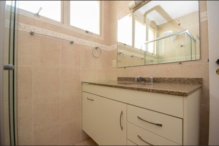 Casa para alugar com 160m², 4 quartos e 3 vagas Casa para alugar com 160m², 4 quartos e 3 vagasSuíte - Banheiro