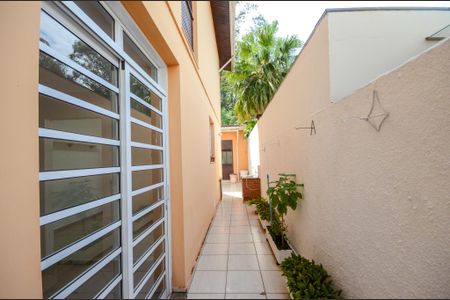 Casa para alugar com 160m², 4 quartos e 3 vagas Casa para alugar com 160m², 4 quartos e 3 vagasCorredor externo