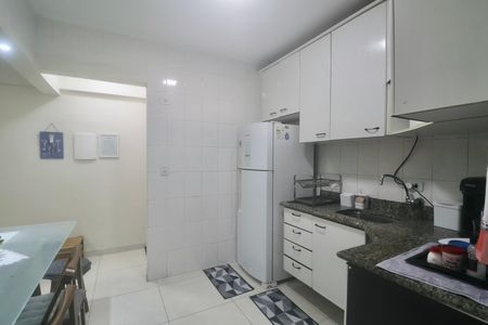 Cozinha de apartamento para alugar com 2 quartos, 60m² em Jardim Las Palmas, Guarujá