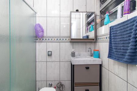 Banheiro de apartamento à venda com 2 quartos, 64m² em Menino Deus, Porto Alegre