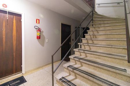 Escadas de apartamento à venda com 2 quartos, 64m² em Menino Deus, Porto Alegre