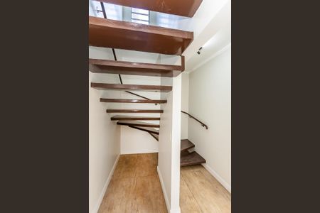 Escada de casa para alugar com 2 quartos, 130m² em Jardim Vista Linda, São Paulo
