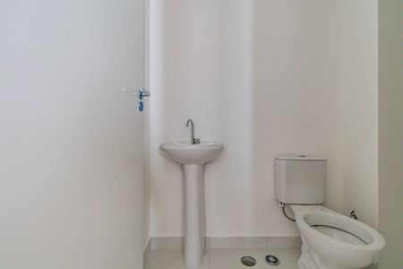 Banheiro de apartamento para alugar com 1 quarto, 30m² em Parque Industrial Tomas Edson, São Paulo