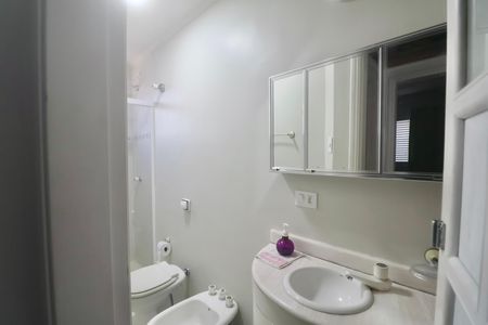 Banheiro Social de apartamento para alugar com 2 quartos, 75m² em Tortuga, Guarujá