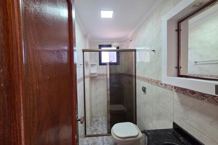 Banheiro da Suíte 1 de apartamento para alugar com 2 quartos, 64m² em Vila Tupi, Praia Grande