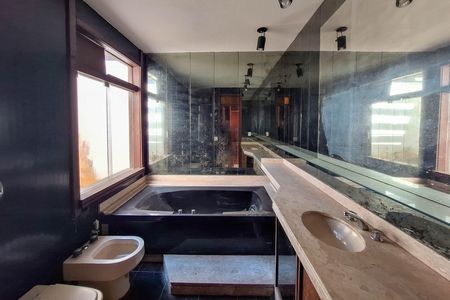 Casa de condomínio à venda com 550m², 4 quartos e 3 vagas Casa de condomínio à venda com 550m², 4 quartos e 3 vagasBanheiro da Suíte 2