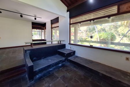 Casa de condomínio à venda com 550m², 4 quartos e 3 vagas Casa de condomínio à venda com 550m², 4 quartos e 3 vagasSala 1