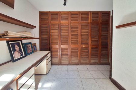 Casa de condomínio à venda com 550m², 4 quartos e 3 vagas Casa de condomínio à venda com 550m², 4 quartos e 3 vagasQuarto 1