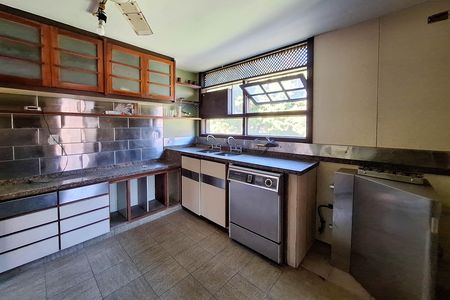 Casa de condomínio à venda com 550m², 4 quartos e 3 vagas Casa de condomínio à venda com 550m², 4 quartos e 3 vagasCozinha