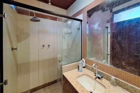 Casa de condomínio à venda com 550m², 4 quartos e 3 vagas Casa de condomínio à venda com 550m², 4 quartos e 3 vagasBanheiro 2
