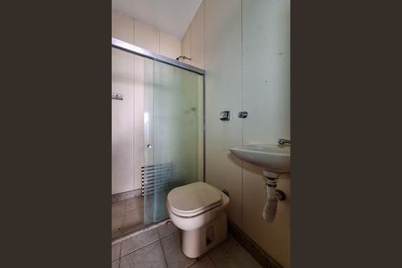 Casa de condomínio à venda com 550m², 4 quartos e 3 vagas Casa de condomínio à venda com 550m², 4 quartos e 3 vagasBanheiro de serviço