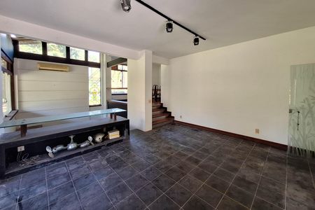 Casa de condomínio à venda com 550m², 4 quartos e 3 vagas Casa de condomínio à venda com 550m², 4 quartos e 3 vagasSala 1
