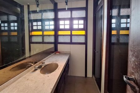 Casa de condomínio à venda com 550m², 4 quartos e 3 vagas Casa de condomínio à venda com 550m², 4 quartos e 3 vagasBanheiro 1
