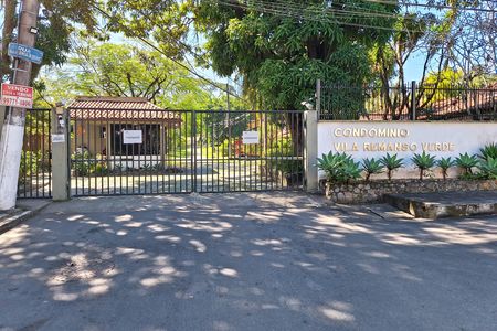 Casa de condomínio à venda com 550m², 4 quartos e 3 vagas Casa de condomínio à venda com 550m², 4 quartos e 3 vagasFachada