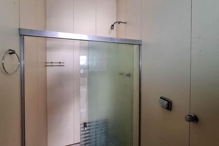 Casa de condomínio à venda com 550m², 4 quartos e 3 vagas Casa de condomínio à venda com 550m², 4 quartos e 3 vagasBanheiro de serviço
