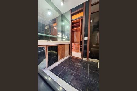Casa de condomínio à venda com 550m², 4 quartos e 3 vagas Casa de condomínio à venda com 550m², 4 quartos e 3 vagasBanheiro da Suíte 2