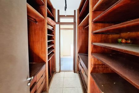Casa de condomínio à venda com 550m², 4 quartos e 3 vagas Casa de condomínio à venda com 550m², 4 quartos e 3 vagasCloset da suíte 1
