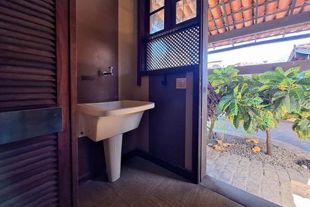 Casa de condomínio à venda com 550m², 4 quartos e 3 vagas Casa de condomínio à venda com 550m², 4 quartos e 3 vagasÁrea de Serviço