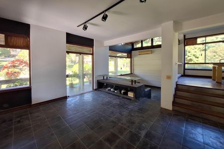 Casa de condomínio à venda com 550m², 4 quartos e 3 vagas Casa de condomínio à venda com 550m², 4 quartos e 3 vagasSala 1