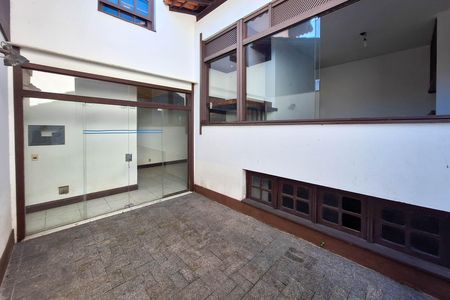 Casa de condomínio à venda com 550m², 4 quartos e 3 vagas Casa de condomínio à venda com 550m², 4 quartos e 3 vagasQuintal