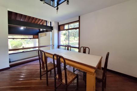 Casa de condomínio à venda com 550m², 4 quartos e 3 vagas Casa de condomínio à venda com 550m², 4 quartos e 3 vagasSala 1