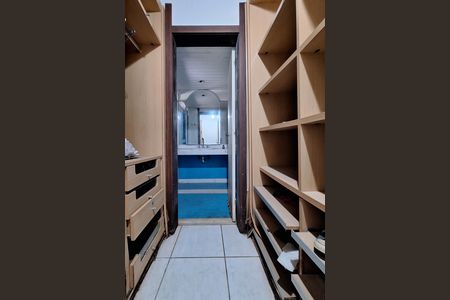 Casa de condomínio à venda com 550m², 4 quartos e 3 vagas Casa de condomínio à venda com 550m², 4 quartos e 3 vagasCloset da suíte 3