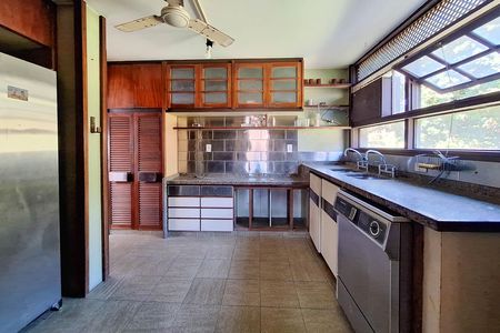Casa de condomínio à venda com 550m², 4 quartos e 3 vagas Casa de condomínio à venda com 550m², 4 quartos e 3 vagasCozinha