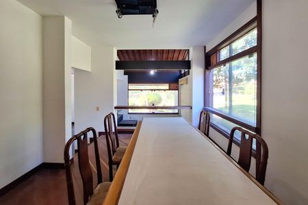 Casa de condomínio à venda com 550m², 4 quartos e 3 vagas Casa de condomínio à venda com 550m², 4 quartos e 3 vagasSala 1
