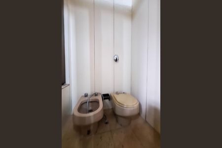 Casa de condomínio à venda com 550m², 4 quartos e 3 vagas Casa de condomínio à venda com 550m², 4 quartos e 3 vagasBanheiro 1