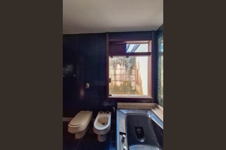 Casa de condomínio à venda com 550m², 4 quartos e 3 vagas Casa de condomínio à venda com 550m², 4 quartos e 3 vagasBanheiro da Suíte 2