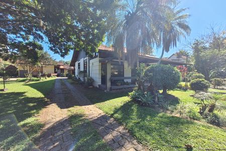 Casa de condomínio à venda com 550m², 4 quartos e 3 vagas Casa de condomínio à venda com 550m², 4 quartos e 3 vagasFachada