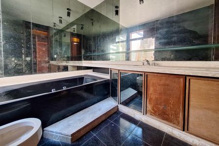 Casa de condomínio à venda com 550m², 4 quartos e 3 vagas Casa de condomínio à venda com 550m², 4 quartos e 3 vagasBanheiro da Suíte 2