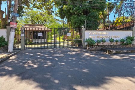 Casa de condomínio à venda com 550m², 4 quartos e 3 vagas Casa de condomínio à venda com 550m², 4 quartos e 3 vagasFachada