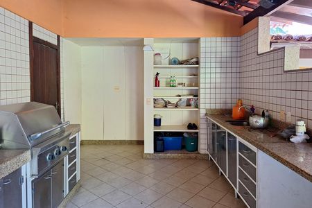Casa de condomínio à venda com 550m², 4 quartos e 3 vagas Casa de condomínio à venda com 550m², 4 quartos e 3 vagasQuintal